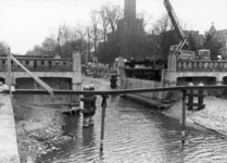 83762 Gezicht op de Willemsbrug over de te dempen Stadsbuitengracht te Utrecht, uit het noorden, tijdens de sloop ten ...