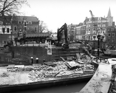 83465 Afbeelding van de restauratiewerkzaamheden aan de Weerdbrug over de Stadsbuitengracht te Utrecht, uit het ...