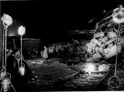 157628 Gezicht op de nachtelijke opruimingswerkzaamheden na de treinramp te Harmelen.