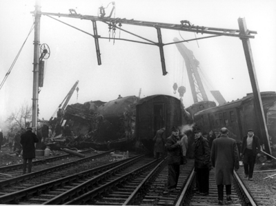 157622 Gezicht op de opruimingswerkzaamheden na de treinramp te Harmelen.