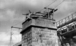 158053 Gezicht op de restanten van de brugwachterspost op de pijler aan het zuidelijke landhoofd van de tijdens de ...