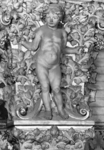 156690 Afbeelding van een wandconsole in het trappenhuis van de wachtkamer van het koninklijk paviljoen van het ...