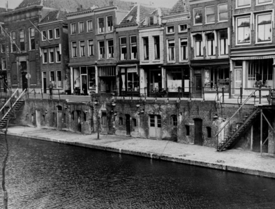 28448 Gezicht op de voorgevels en werfkelders van de huizen Oudegracht 270 (links) -286 te Utrecht, uit het zuidwesten.