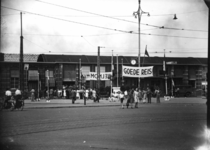 160623 Gezicht op het Stationsplein te Nijmegen, met het provisorisch van oorlogsschade herstelde N.S.-station Nijmegen.