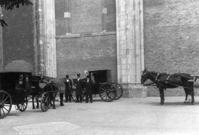 83011 Afbeelding van enkele trouwkoetsen bij de westgevel van de Domkerk (Domplein) te Utrecht.