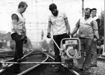 153424 Afbeelding van wegwerkers van de N.S. tijdens onderhoudswerkzaamheden aan het spoor te Amersfoort.