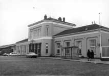 150396 Gezicht op het N.S.-station Heerenveen te Heerenveen.