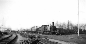 161411 Afbeelding van de stoomlocomotief nr. 3218 (serie 3200) van de N.S. met een trein naar Dieren bij vertrek uit ...