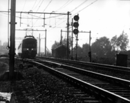 155562 Afbeelding van een electrisch treinstel mat. 1936 van de N.S. bij Blauwkapel.