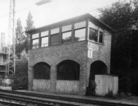 156506 Gezicht op het seinhuis (post T) aan de westzijde van het N.S.-station Arnhem te Arnhem.