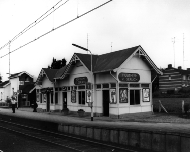 150458 Gezicht op de perronzijde van het N.S.-station Houthem-St. Gerlach te Houthem.