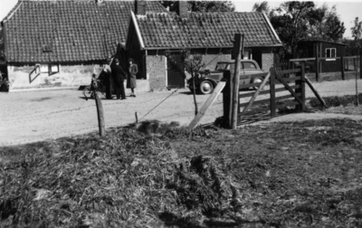 24775 Gezicht op een boerderij aan de Leysloot te Leersum.