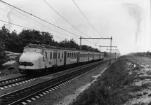 151894 Afbeelding van een electrisch treinstel mat. 1954 (plan F of G) van de N.S. op het spoor tussen Hulshorst en 't ...