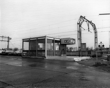 150447 Gezicht op de wachtruimte met plaatskaartenautomaat bij het N.S.-station Hoek van Holland Haven (Hoek van ...