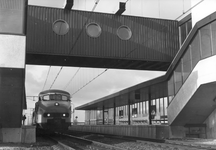 150875 Gezicht op de perrons en een gedeelte van de voetgangersbrug bij het N.S.-station Zoetermeer te Zoetermeer met ...