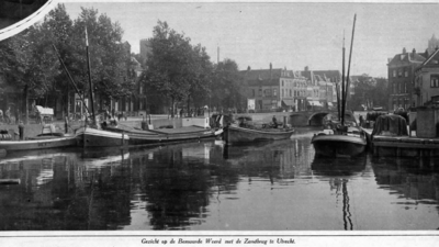 53167 Gezicht op de oostzijde van de Bemuurde Weerd O.Z. te Utrecht met de Zandbrug, uit het noorden.