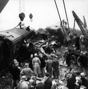 157507 Afbeelding van de bergingswerkzaamheden na de treinramp te Harmelen.