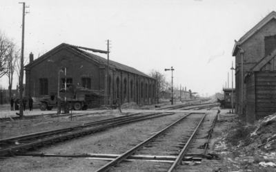 158913 Gezicht op het tijdens de oorlog beschadigde emplacement bij het N.S.-station Gennep te Gennep. Links de ...