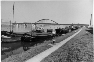155298 Gezicht in de spoorbrug over de Maas bij de Boschpoort te Maastricht met op de voorgrond een aantal ...