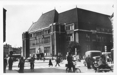 121972 Gezicht op de voor- en zijgevel van het Hoofdpostkantoor (Neude 11) te Utrecht, met rechts de Potterstraat en op ...