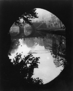 28447 Gezicht onder de Weesbrug door op de Oudegracht te Utrecht met op de achtergrond de Smeebrug.
