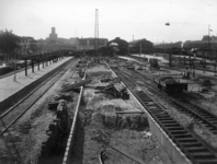 76403 Gezicht op de bouw van perrons voor de lokale stoptreinen aan de noordkant van het Centraal Station van de N.S. ...