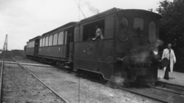 160711 Afbeelding van de stoomlocomotief nr. 42 met twee BC-rijtuigen te Volendam.