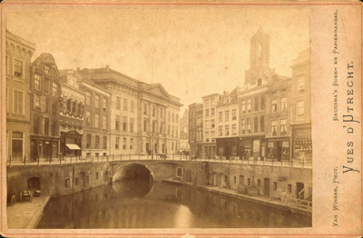 122443 Gezicht op de Stadhuisbrug te Utrecht met het stadhuis en de gevels van de huizen aan weerszijden van de Oudegracht.
