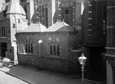 81820 Gezicht op de aan de Steenweg gelegen kapellen van de Buurkerk (Buurkerkhof) te Utrecht, uit het noordwesten.