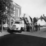 90248 Afbeelding van de demonstratie van de nieuwe vuilnisauto van de dienst gemeentewerken van de gemeente Vleuten-De ...