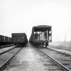 159088 Gezicht op de uitgebrande wagons op het tijdens de oorlog vernielde emplacement van de N.S. te Lage Zwaluwe.