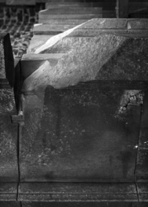 86663 Detail van een lijst in een gevel van de Domkerk te Utrecht, tijdens de restauratie van de kerk.