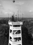 92307 Gezicht op de observatietoren met meetapparatuur van het Koninklijk Nederlands Meteorologisch Instituut te De ...