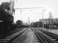 123144 Afbeelding van de ravage na de botsing tussen het electrische treinstel nr. 605 (mat. 1936) van de N.S. en een ...