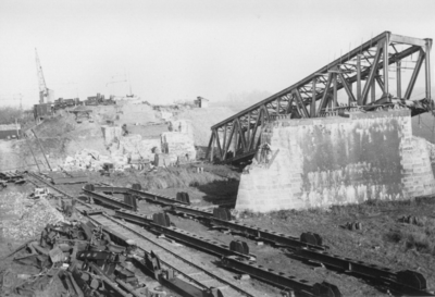 158590 Gezicht op de opruimingswerkzaamheden bij de tijdens de oorlog vernielde spoorbrug over de Waal bij Zaltbommel.