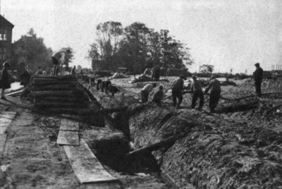 72255 Afbeelding van het leggen van leidingen langs de Vleutenseweg te Utrecht, als onderdeel van de werkzaamheden in ...