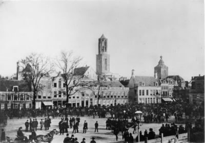 123915 Gezicht op de oostzijde van het Vredenburg te Utrecht, uit het noordwesten, tijdens de paardenmarkt.