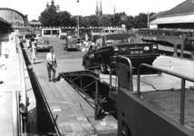 159574 Afbeelding van het oprijden van een auto op de autoslaaptrein te 's-Hertogenbosch.