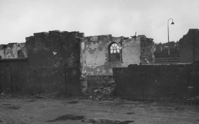 158096 Gezicht op een gedeelte van de tijdens de oorlog vernielde loods bij de laad- en losweg van het N.S.-station ...