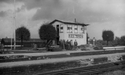 158078 Gezicht op de tijdens de oorlog beschadigde perrons en het seinhuis bij het N.S.-station Kesteren te Kesteren.