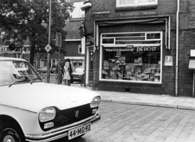 70099 Gezicht op de winkelpui van sigarenmagazijn De Post (Jan van Scorelstraat 74) te Utrecht, op de hoek met de ...