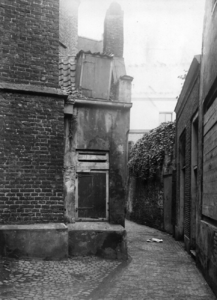 81641 Gezicht in de Jacobskerksteeg gelegen achter het koor van de Jacobikerk (Jacobskerkhof) te Utrecht vanuit het zuiden.