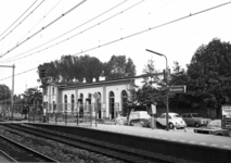 150177 Gezicht op de perronzijde van het N.S.-station Breukelen te Breukelen. Voor het stationsgebouw is een begin ...