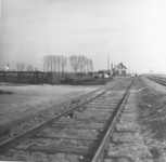 159230 Gezicht op de van oorlogsschade herstelde spoorbaan te Duiven. Links een gedeelte van het N.S.-station Duiven. ...