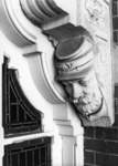 155119 Afbeelding van een console met een gebeeldhouwde kop van een P.T.T.-beambte boven een deur van het N.S.-station ...