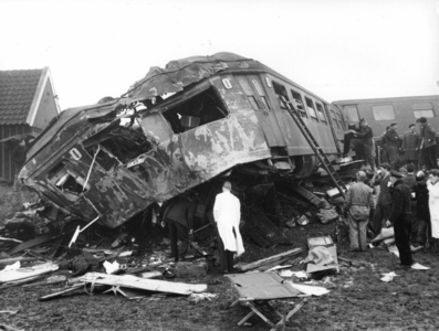 157531 Afbeelding van het bij de treinramp te Harmelen verongelukte rijtuig A 6544 (plan E) van de N.S.