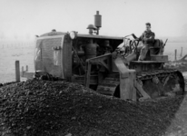 163515 Afbeelding van een baanwerker van de N.S. met een bulldozer tijdens de werkzaamheden ten behoeve van de ...
