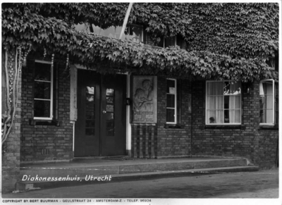54260 Gezicht op de hoofdingang van het Diakonessenhuis (Bosboomstraat 1) te Utrecht. Ter weerszijden de aan de ...