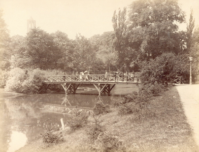 122478 Gezicht op de Herenbrug over de Stadsbuitengracht te Utrecht, uit het zuidoosten.