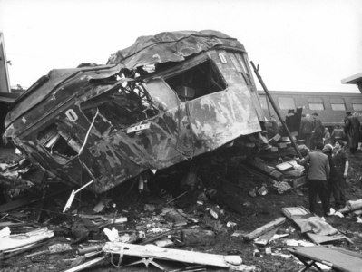 157526 Afbeelding van een deel van het bij de treinramp te Harmelen verongelukte rijtuig A 6544 (plan E) van de N.S.